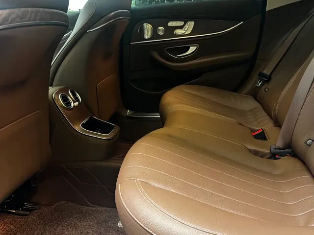 Mercedes-Benz E-Class — Фото автомобиля 4