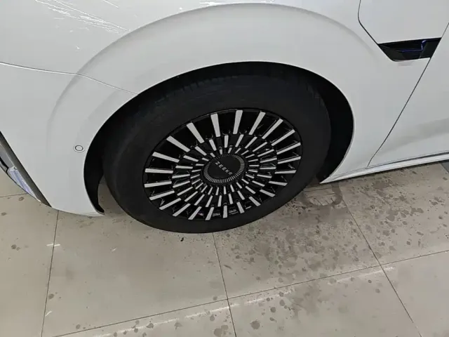 ZEEKR Zeekr 009 2024 7-Seat Aisle AWD Version 108kWh — Фото автомобиля 21