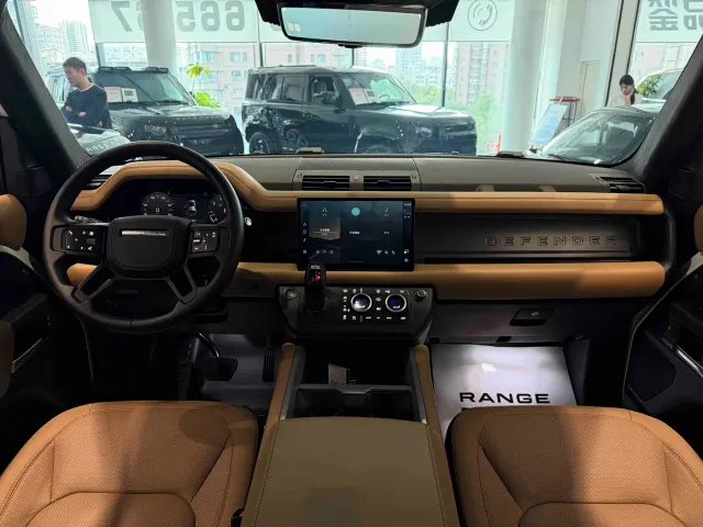 Land Rover Defender — Фото автомобиля 16