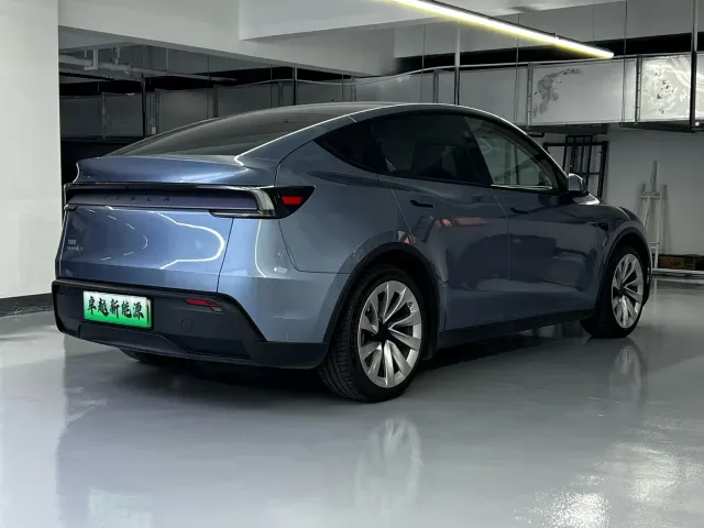 Tesla Model Y — Фото автомобиля 9