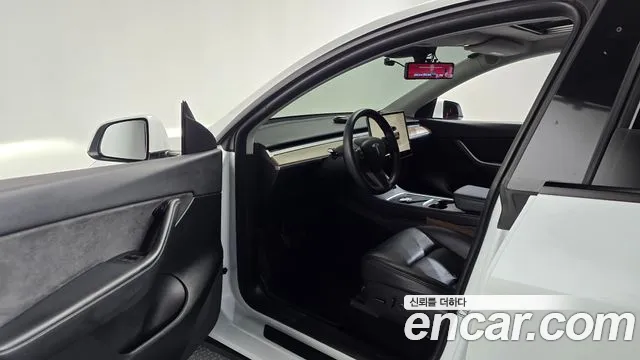 Tesla Model Y — Фото автомобиля 15