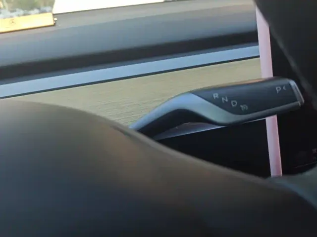 Tesla Model Y — Фото автомобиля 16