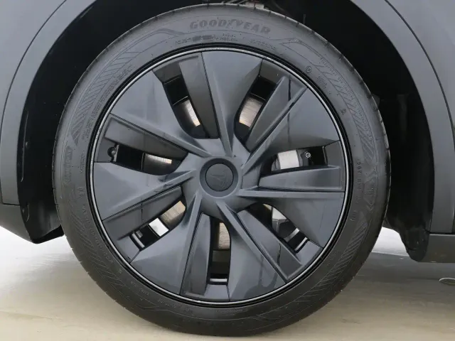 Tesla Model Y — Фото автомобиля 12