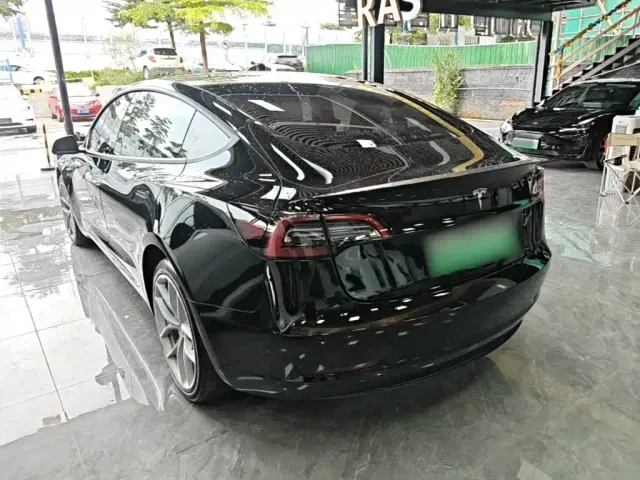 Tesla Model 3 — Фото автомобиля 4