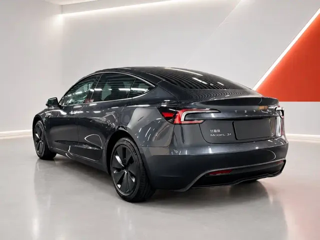 Tesla Model 3 — Фото автомобиля 4
