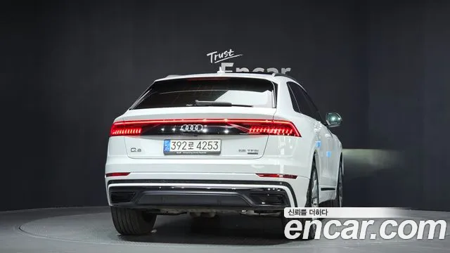 Audi Q8 55 TFSI quattro Premium — Фото автомобиля 3