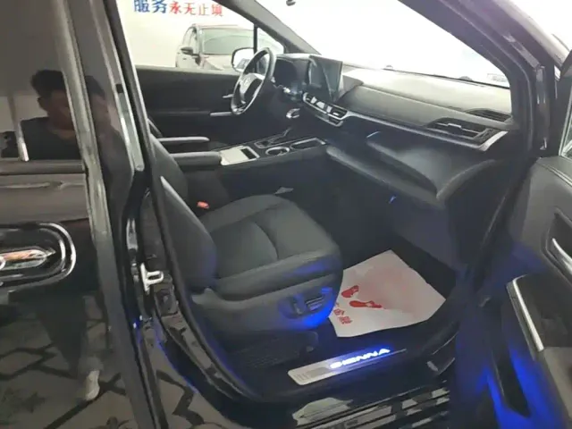 Toyota Sienna — Фото автомобиля 24