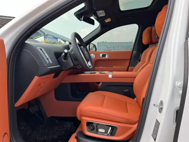 Li Auto L8 — Фото автомобиля 10
