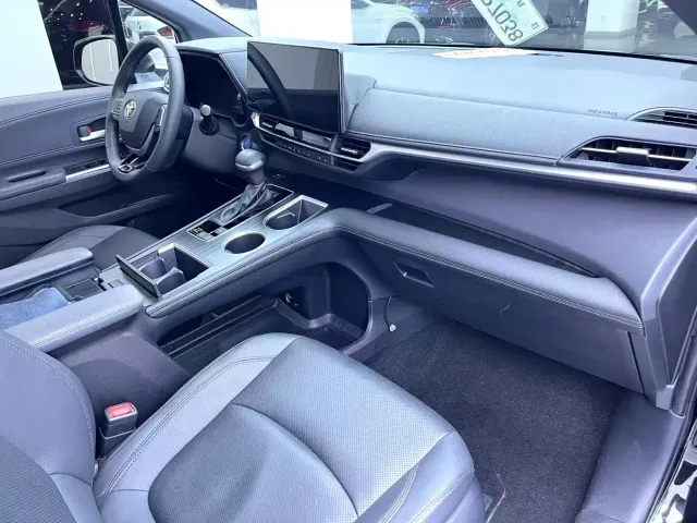 Toyota Sienna — Фото автомобиля 11