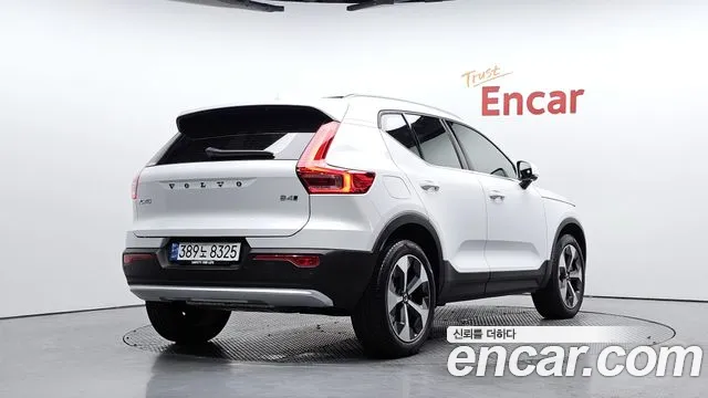 Volvo XC40 — Фото автомобиля 2