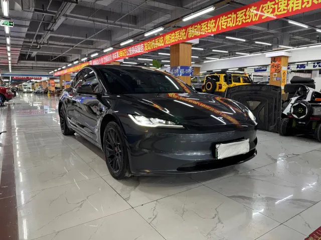 Tesla Model 3 — Фото автомобиля 3