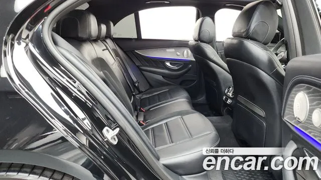 Mercedes-Benz E-Class — Фото автомобиля 11