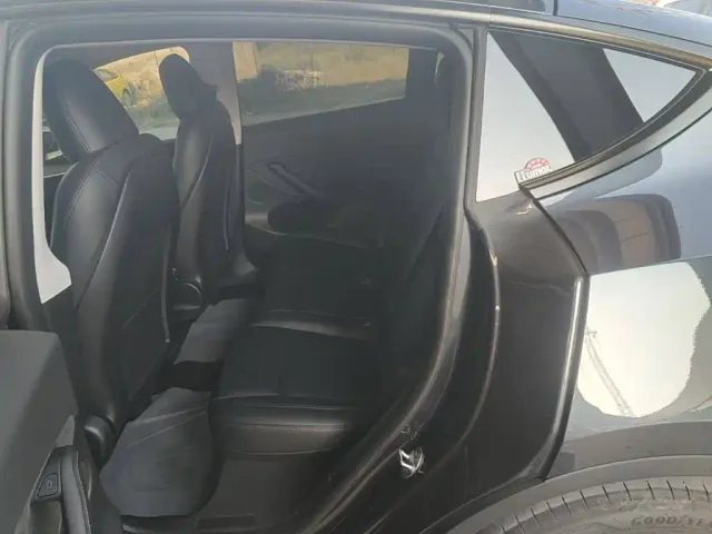 Tesla Model Y — Фото автомобиля 16