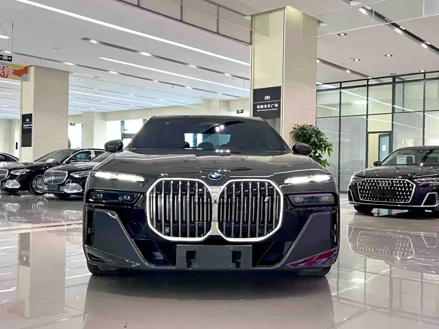 BMW i7 — Фото автомобиля 2