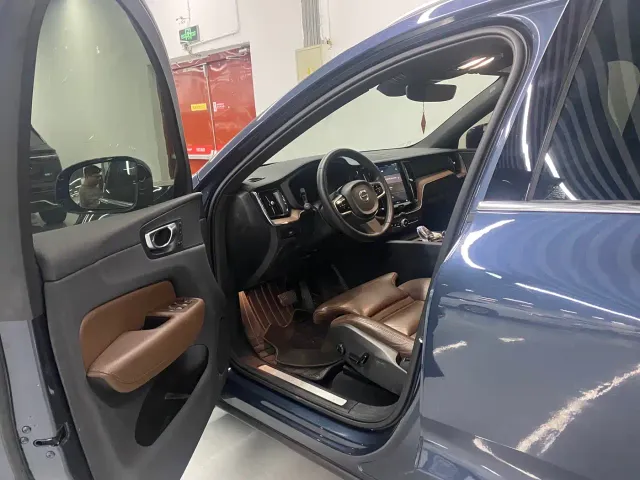 Volvo XC60 — Фото автомобиля 12
