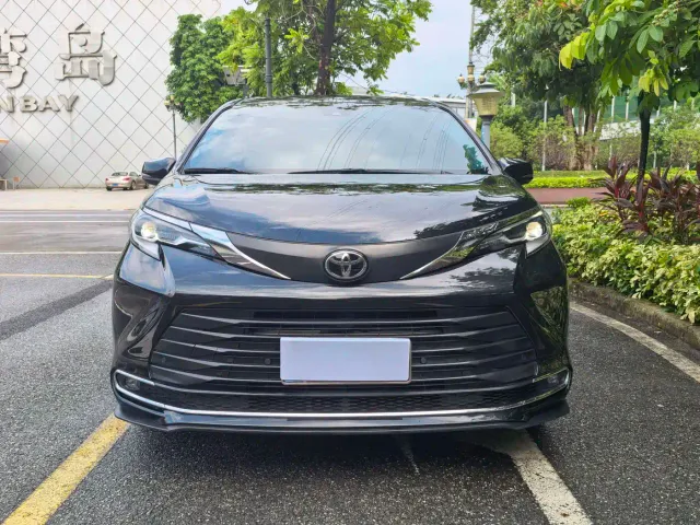Toyota Sienna — Фото автомобиля 2