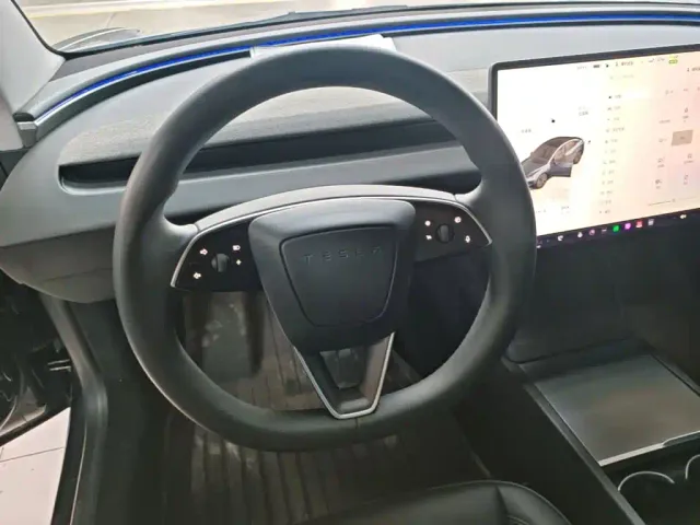 Tesla Model 3 — Фото автомобиля 6