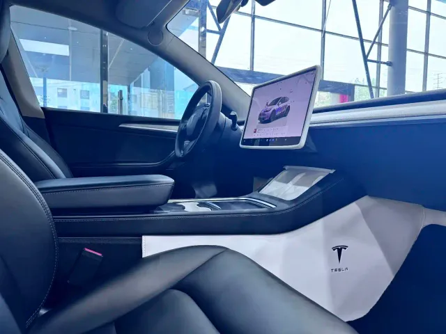 Tesla Model Y — Фото автомобиля 13