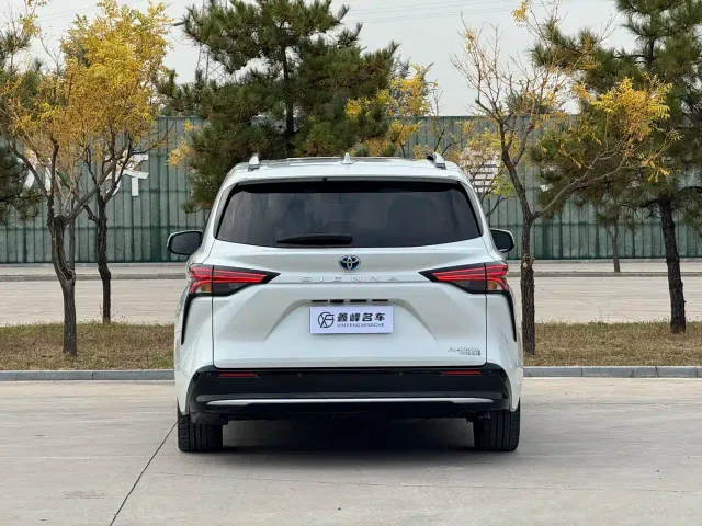 Toyota Sienna — Фото автомобиля 30