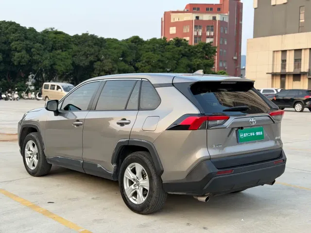 Toyota RAV4 — Фото автомобиля 8