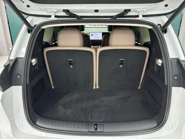 Li Auto i8 — Фото автомобиля 18