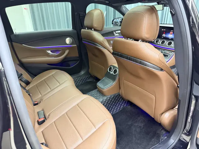 Mercedes-Benz E-Class — Фото автомобиля 24
