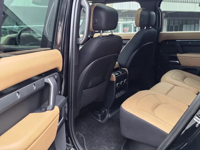 Land Rover Defender — Фото автомобиля 15
