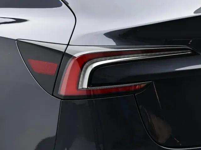 Tesla Model 3 — Фото автомобиля 9
