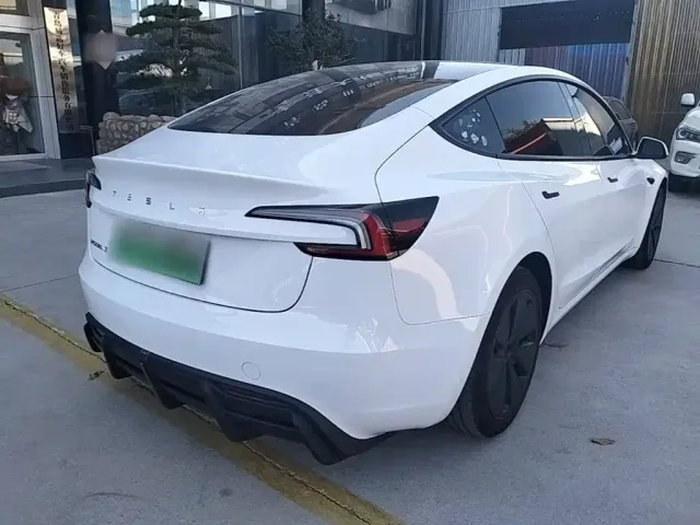 Tesla Model 3 — Фото автомобиля 6