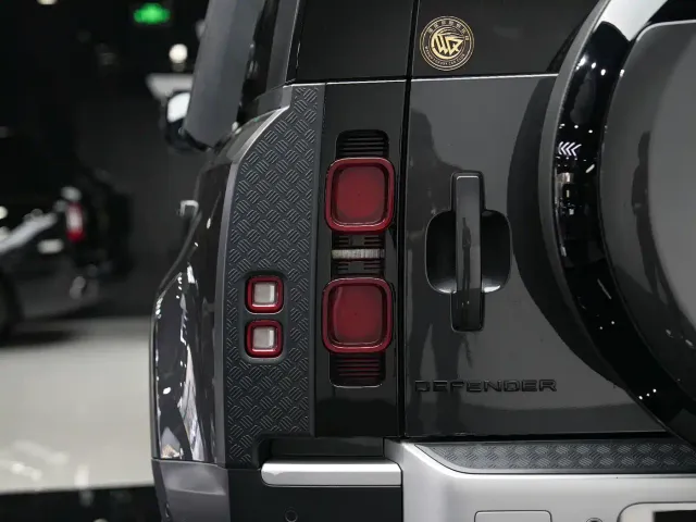 Land Rover Defender — Фото автомобиля 12