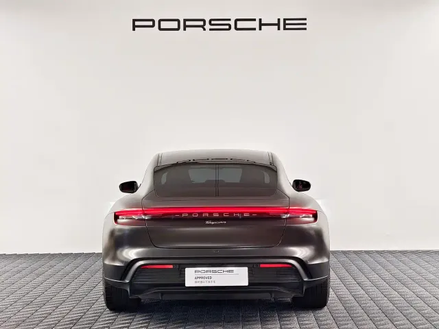 Porsche Taycan — Фото автомобиля 6