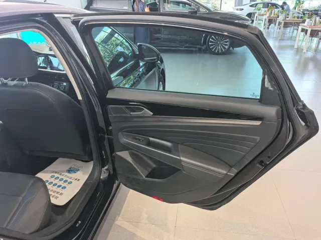 Volkswagen Passat — Фото автомобиля 13