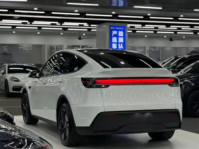 Tesla Model Y — Фото автомобиля 5