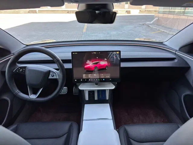 Tesla Model 3 — Фото автомобиля 12