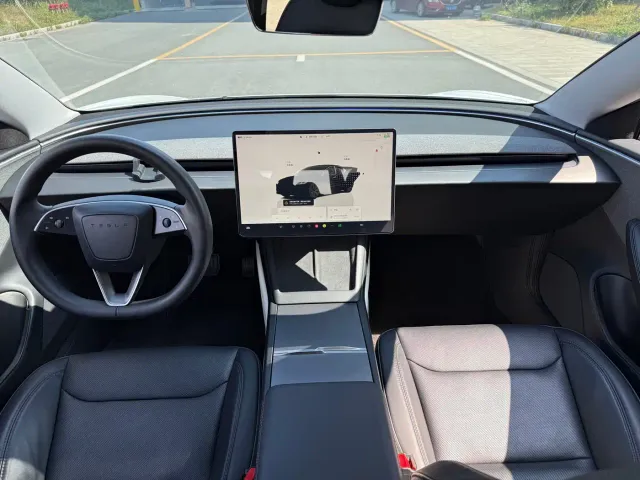 Tesla Model 3 — Фото автомобиля 5