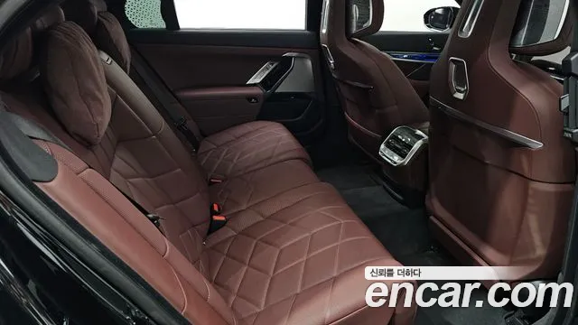 BMW 7-Series — Фото автомобиля 12