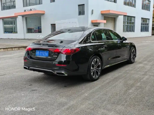 Mercedes-Benz E-Class — Фото автомобиля 3