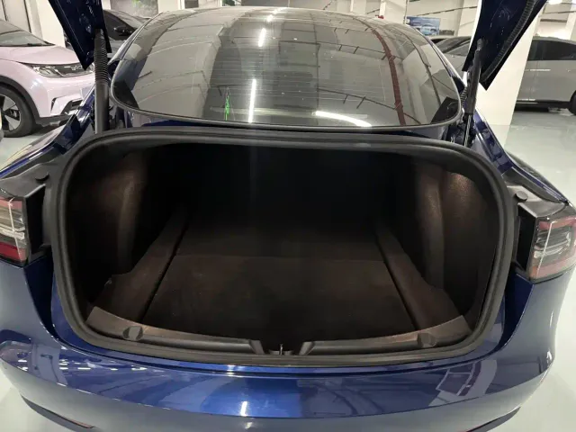 Tesla Model 3 — Фото автомобиля 8