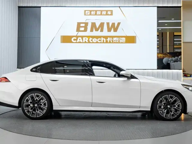 BMW BMW 5 Series 2025 530Li Premium M Sport Package — Фото автомобиля 4
