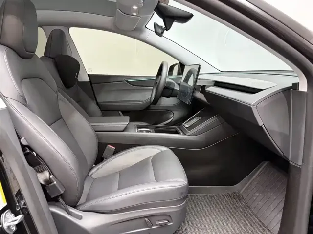 Tesla Model Y — Фото автомобиля 11