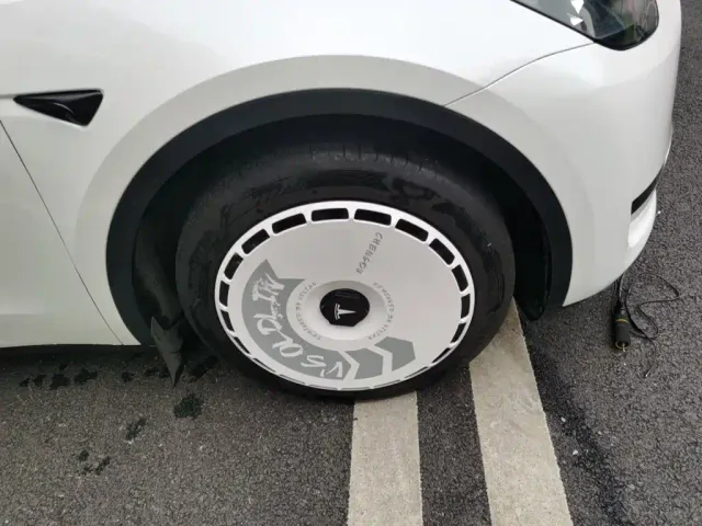 Tesla Model Y — Фото автомобиля 8