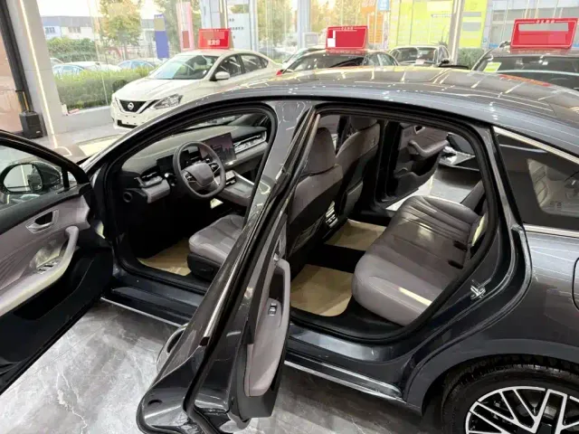 Roewe M7 DMH — Фото автомобиля 13