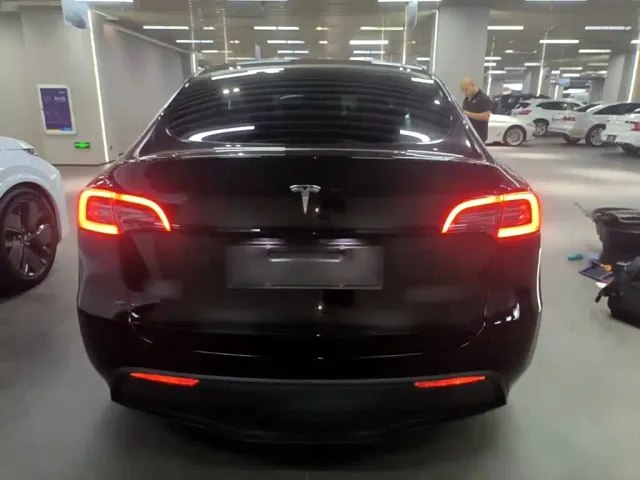 Tesla Model Y — Фото автомобиля 5