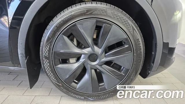 Tesla Model Y — Фото автомобиля 6