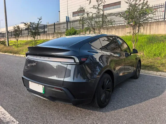 Tesla Model Y — Фото автомобиля 9