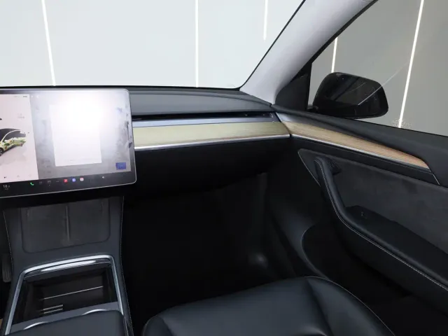 Tesla Model Y — Фото автомобиля 16