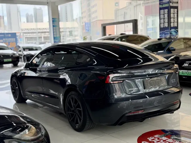 Tesla Model 3 — Фото автомобиля 6