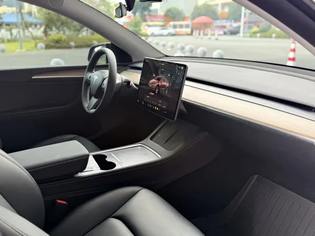 Tesla Model Y — Фото автомобиля 11
