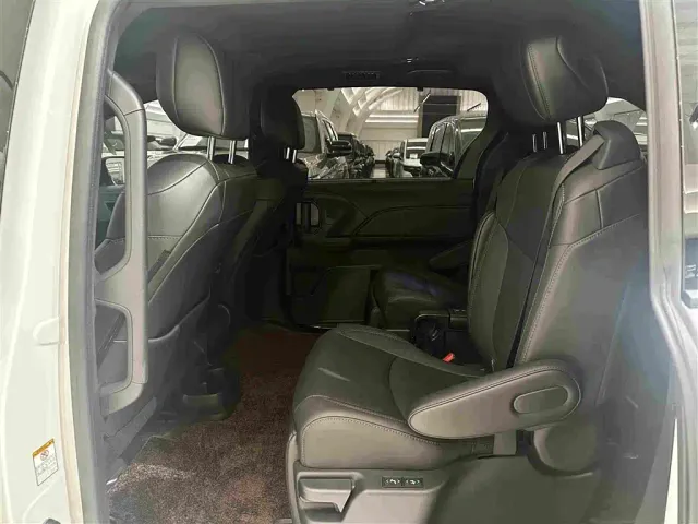 Toyota Sienna — Фото автомобиля 12