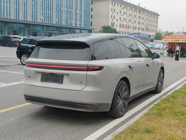 Li Auto i8 — Фото автомобиля 10